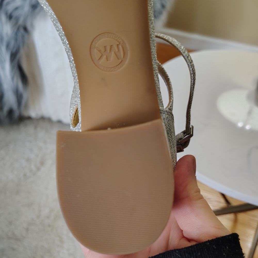 🆕⭐ Micheal Kors Silver Sandals - Picture 9 of 11